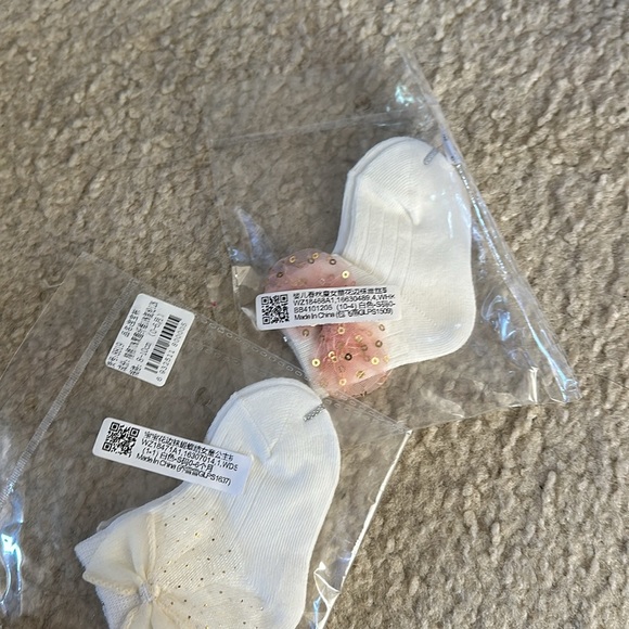 Two pairs of baby socks, NWT - Picture 4 of 4